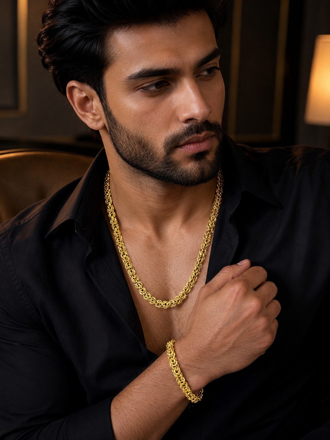 Man wearing the Heritage Link gold chain and bracelet